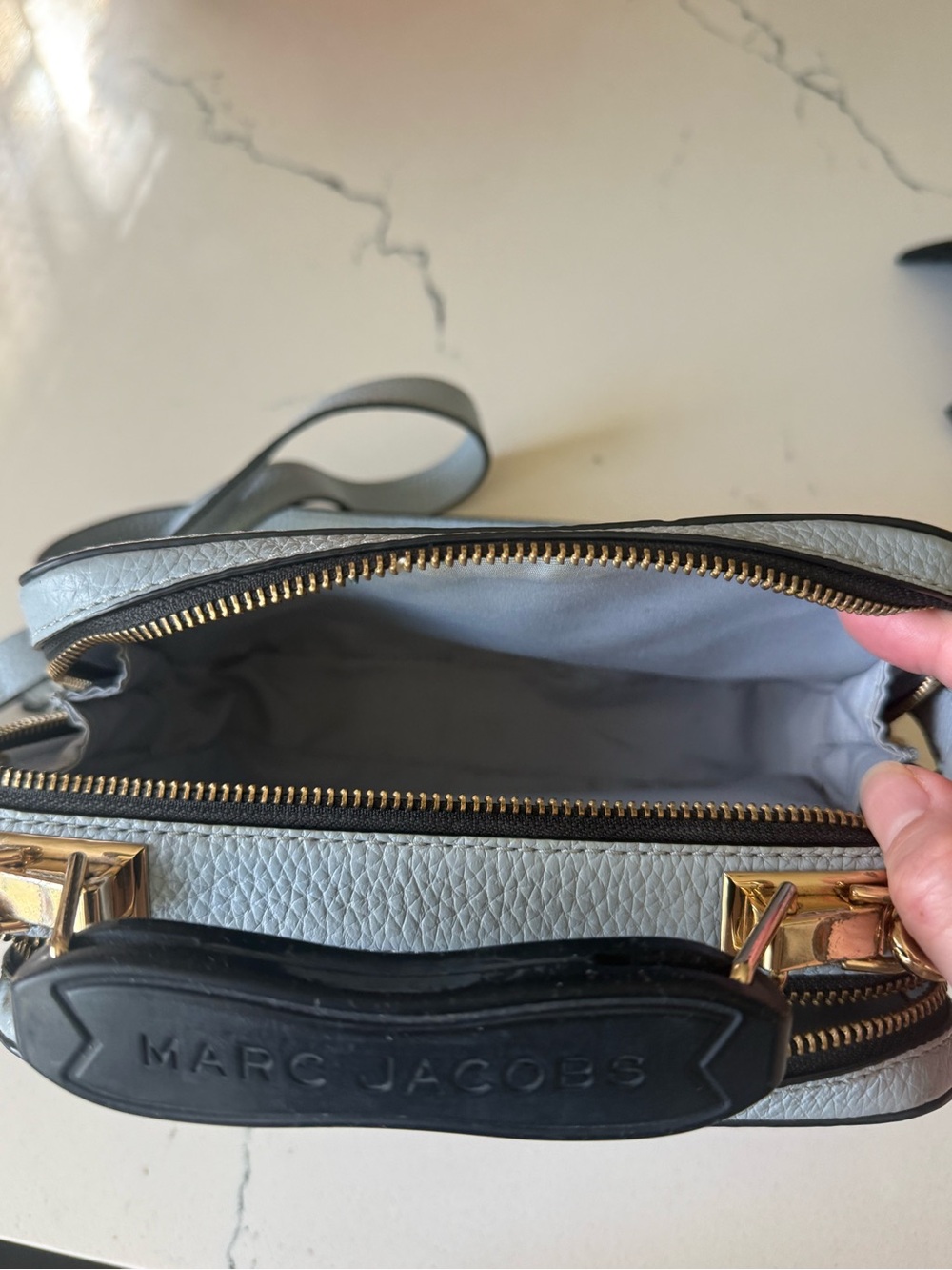 Marc Jacobs Grey Leather Crossbody Bag with Black Logo - Picture 4 of 7